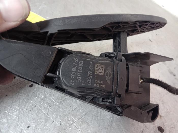 Accelerator pedal from a MINI Mini (R56) 1.6 16V One 2013