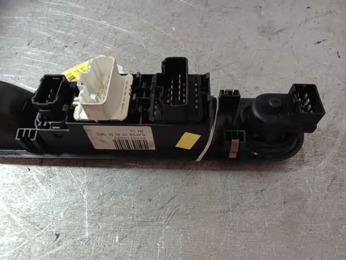 Usados Interruptor de ventanilla eléctrica Renault Espace (JK) 2.0 16V Precio € 31,50 Norma de margen ofrecido por Zelissen V.O.F. autodemontage