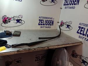 Usados Brazo delantero de limpiaparabrisas Peugeot 308 SW (4E/H) 1.6 VTI 16V Precio € 26,25 Norma de margen ofrecido por Zelissen V.O.F. autodemontage
