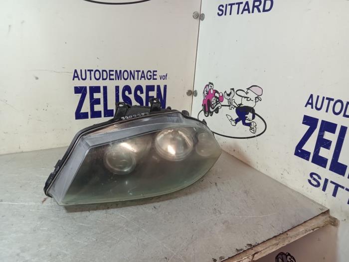 Używane Reflektor lewy Seat Ibiza III (6L1) 1.4 16V 100 Cena € 99,75 Procedura marży oferowane przez Zelissen V.O.F. autodemontage
