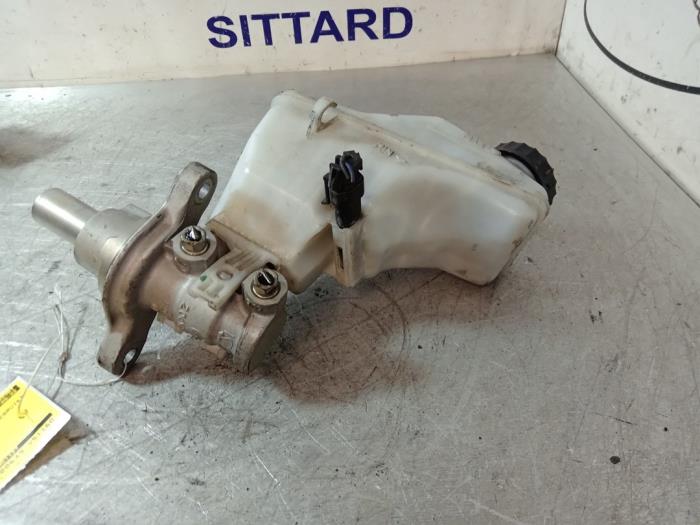 Master cylinder from a Opel Corsa D 1.2 16V 2012
