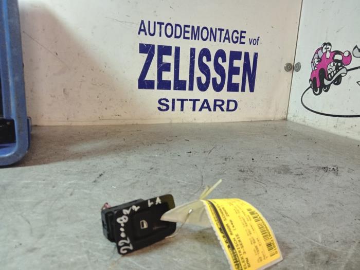 Usados Interruptor de ventanilla eléctrica BMW 3 serie (E90) 318i 16V Precio € 10,50 Norma de margen ofrecido por Zelissen V.O.F. autodemontage