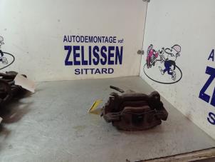 Używane Zacisk hamulcowy lewy przód Volkswagen Eos (1F7/F8) Cena € 47,25 Procedura marży oferowane przez Zelissen V.O.F. autodemontage