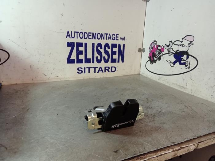 Begagnade Låsmekanism, baklucka Opel Astra H SW (L35) 1.6 16V Twinport Pris € 36,75 Marginaltabell erbjuds av Zelissen V.O.F. autodemontage