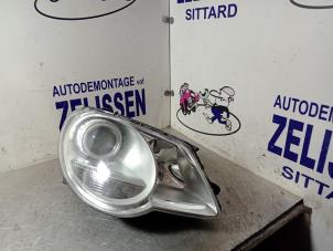 Używane Reflektor prawy Volkswagen Eos (1F7/F8) Cena € 84,00 Procedura marży oferowane przez Zelissen V.O.F. autodemontage