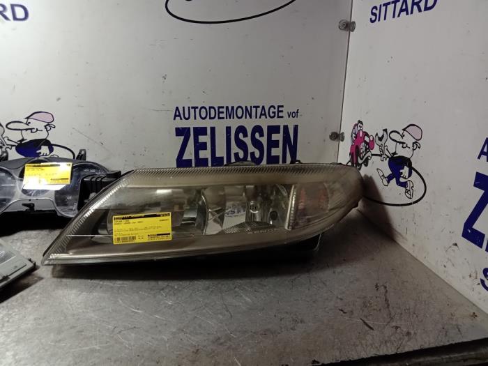 Używane Reflektor lewy Renault Laguna II Grandtour (KG) 1.8 16V Cena € 99,75 Procedura marży oferowane przez Zelissen V.O.F. autodemontage