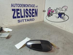 Używane Uchwyt drzwi prawych przednich wersja 4-drzwiowa Seat Leon (1P1) 1.6 Cena € 15,75 Procedura marży oferowane przez Zelissen V.O.F. autodemontage