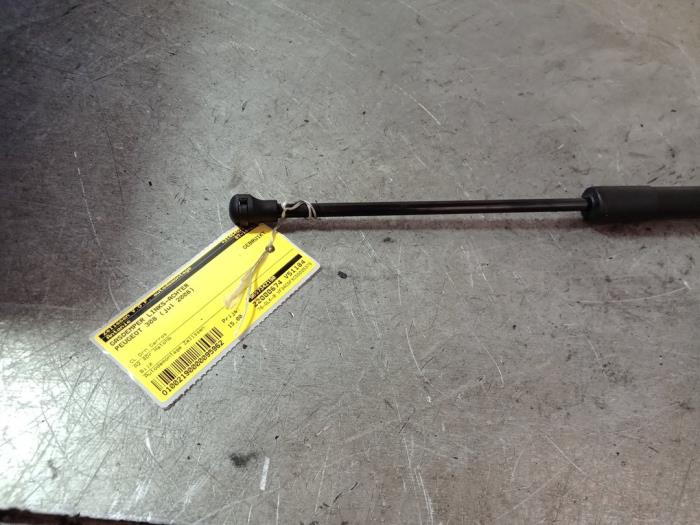 Rear gas strut, left from a Peugeot 308 (4A/C) 1.6 16V THP 150 2008
