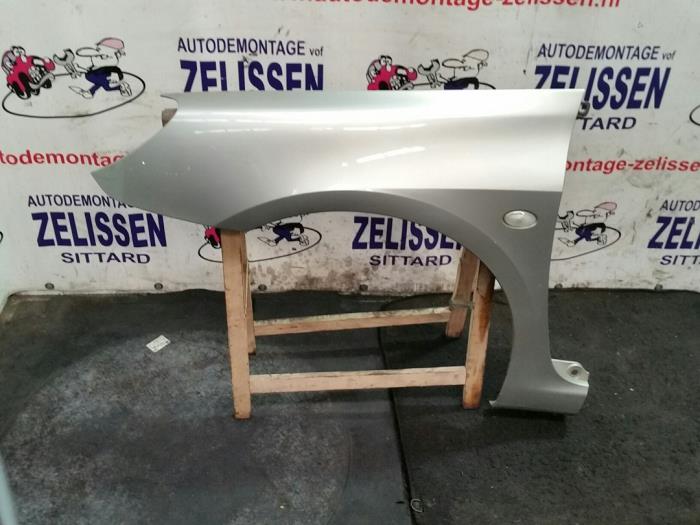 Front wing, left from a Peugeot 307 SW (3H) 1.6 16V 2004