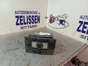 Usados Reproductor de CD y radio Opel Astra H SW (L35) 1.6 16V Twinport Precio € 152,25 Norma de margen ofrecido por Zelissen V.O.F. autodemontage