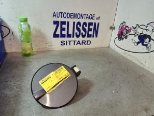 Usados Tapa de depósito Opel Astra H (L48) 1.6 16V Twinport Precio € 15,75 Norma de margen ofrecido por Zelissen V.O.F. autodemontage