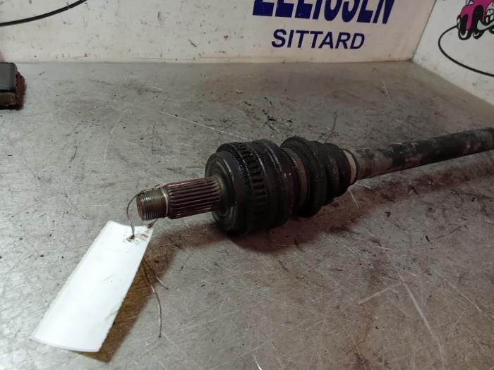 Drive shaft, rear right from a BMW 3 serie (E90) 318i 16V 2005