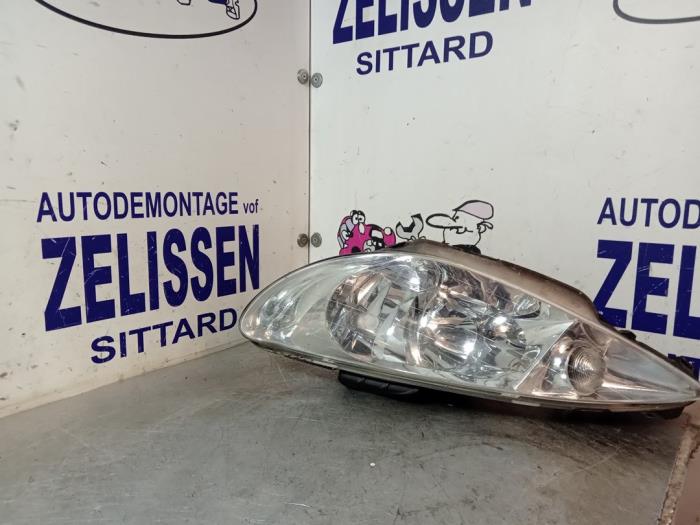 Używane Reflektor lewy Peugeot 206 SW (2E/K) 1.4 Cena € 47,25 Procedura marży oferowane przez Zelissen V.O.F. autodemontage