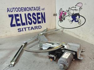 Używane Mechanizm szyby prawej przedniej wersja 4-drzwiowa Opel Zafira (M75) 1.6 16V Cena € 42,00 Procedura marży oferowane przez Zelissen V.O.F. autodemontage