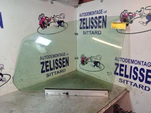Używane Szyba drzwi lewych przednich wersja 4-drzwiowa Opel Zafira (M75) 1.6 16V Cena € 42,00 Procedura marży oferowane przez Zelissen V.O.F. autodemontage