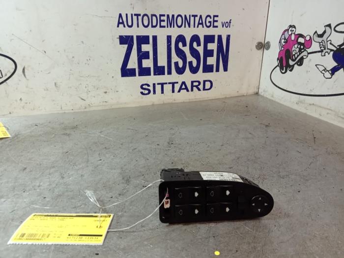Usados Interruptor de ventanilla eléctrica BMW 7 serie (E38) 728iA,iA Executive 24V Precio € 36,75 Norma de margen ofrecido por Zelissen V.O.F. autodemontage