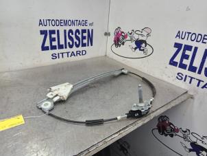 Używane Mechanizm szyby lewej tylnej wersja 4-drzwiowa Mitsubishi Colt (Z2/Z3) 1.3 16V Cena € 21,00 Procedura marży oferowane przez Zelissen V.O.F. autodemontage