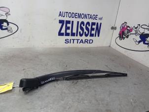 Usados Brazo de limpiaparabrisas detrás Mitsubishi Colt (Z2/Z3) 1.3 16V Precio € 10,50 Norma de margen ofrecido por Zelissen V.O.F. autodemontage