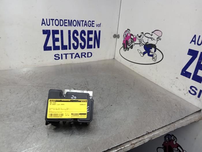 Używane Pompa ABS Volkswagen Caddy III (2KA,2KH,2CA,2CH) 2.0 SDI Cena € 131,25 Procedura marży oferowane przez Zelissen V.O.F. autodemontage