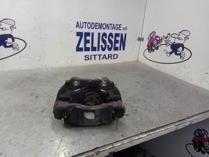 Used Front brake calliper, left Peugeot 207 CC (WB) 1.6 16V Price € 31,50 Margin scheme offered by Zelissen V.O.F. autodemontage