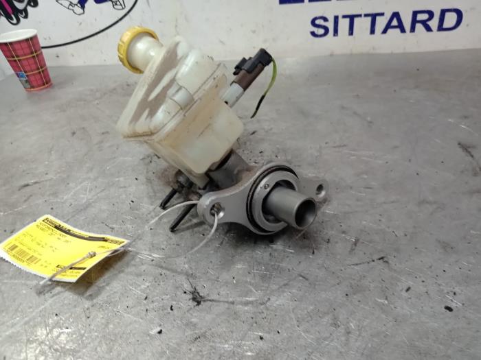 Master cylinder from a Peugeot 207 CC (WB) 1.6 16V 2007
