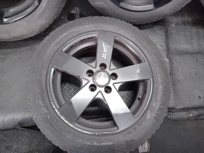 Juego de llantas deportivas + neumáticos de un Volkswagen Polo V (6R) 1.2 TSI 16V BlueMotion Technology 2015