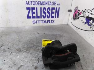 Usagé Etrier de frein (pince) avant gauche Mitsubishi Colt (Z2/Z3) 1.3 16V Prix € 31,50 Règlement à la marge proposé par Zelissen V.O.F. autodemontage