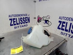 Usagé Réservoir lave-glace avant Volkswagen Golf III Cabrio Restyling (1E7) 1.8 Kat. Prix € 26,25 Règlement à la marge proposé par Zelissen V.O.F. autodemontage