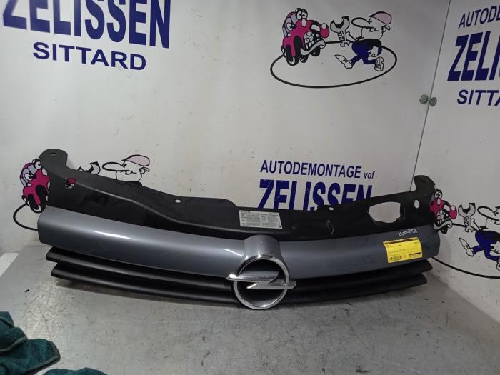 Używane Grill Opel Astra H (L48) 1.6 16V Twinport Cena € 42,00 Procedura marży oferowane przez Zelissen V.O.F. autodemontage