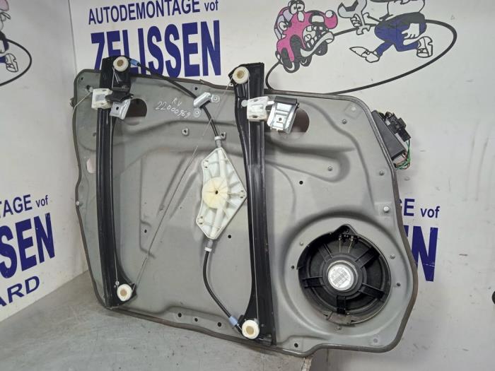 Window mechanism 4-door, front right from a Mercedes-Benz A (W169) 2.0 A-180 CDI 16V 5-Drs. 2005