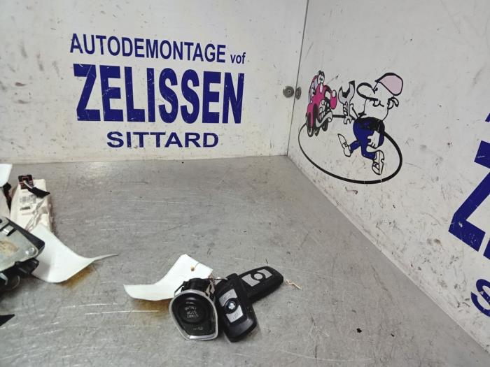 Używane Przelacznik Start/Stop BMW 1 serie (F20) 116i 1.6 16V Cena € 105,00 Procedura marży oferowane przez Zelissen V.O.F. autodemontage