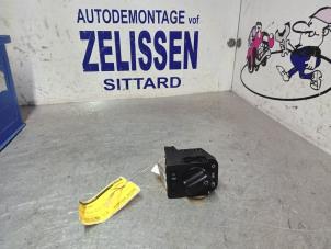 Używane Przelacznik swiatel Opel Corsa B (73/78/79) 1.2i 16V Cena € 15,75 Procedura marży oferowane przez Zelissen V.O.F. autodemontage
