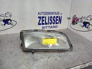 Używane Reflektor prawy Volvo V70 (GW/LW/LZ) 2.4 20V 140 Cena € 31,50 Procedura marży oferowane przez Zelissen V.O.F. autodemontage