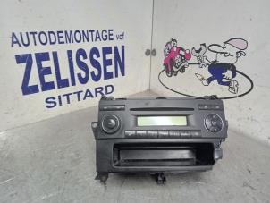 Usados Reproductor de CD y radio Mercedes Vito (639.6) 2.2 109 CDI 16V Precio € 78,75 Norma de margen ofrecido por Zelissen V.O.F. autodemontage