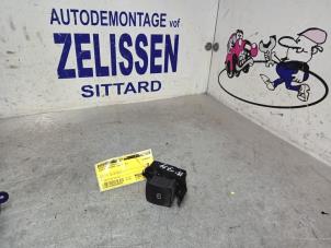 Usagé Commutateur frein à main Renault Megane III Grandtour (KZ) 1.5 dCi 110 Prix € 31,50 Règlement à la marge proposé par Zelissen V.O.F. autodemontage