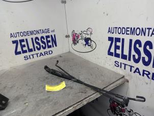 Gebrauchte Scheibenwischerarm vorne Peugeot 107 1.0 12V Preis € 15,75 Margenregelung angeboten von Zelissen V.O.F. autodemontage