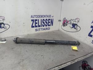 Gebrauchte Stoßdämpferstrebe links hinten Peugeot 107 1.0 12V Preis € 31,50 Margenregelung angeboten von Zelissen V.O.F. autodemontage