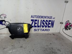 Używane Poduszka powietrzna lewa (kierownica) Mercedes CLK (W208) 3.2 320 V6 18V Cena € 63,00 Procedura marży oferowane przez Zelissen V.O.F. autodemontage