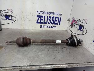 Usagé Arbre de transmission avant gauche Dacia Sandero I (BS) 1.2 16V Prix € 63,00 Règlement à la marge proposé par Zelissen V.O.F. autodemontage