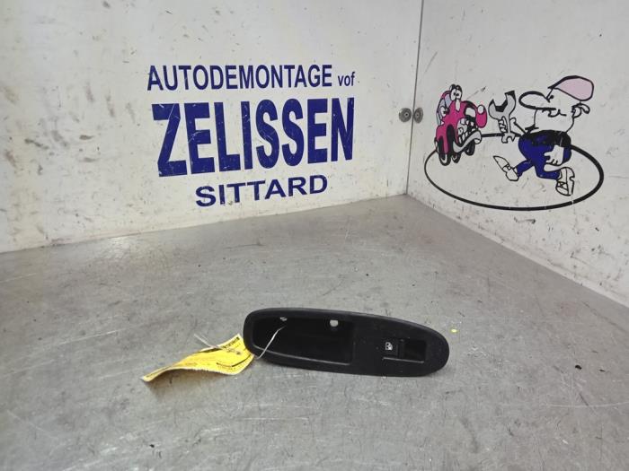 Usados Interruptor de ventanilla eléctrica Alfa Romeo 159 (939AX) 1.9 JTS 16V Precio € 15,75 Norma de margen ofrecido por Zelissen V.O.F. autodemontage