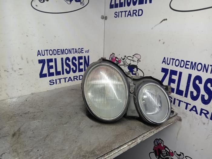Używane Reflektor prawy Mercedes CLK (C208) 3.2 320 V6 18V Cena € 78,75 Procedura marży oferowane przez Zelissen V.O.F. autodemontage