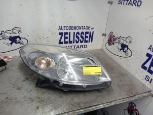 Used Headlight, right Dacia Sandero I (BS) 1.2 16V Price € 68,25 Margin scheme offered by Zelissen V.O.F. autodemontage