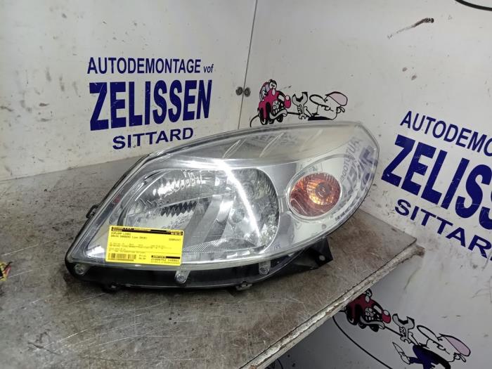 Używane Reflektor lewy Dacia Sandero I (BS) 1.2 16V Cena € 68,25 Procedura marży oferowane przez Zelissen V.O.F. autodemontage