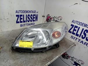 Used Headlight, left Dacia Sandero I (BS) 1.2 16V Price € 68,25 Margin scheme offered by Zelissen V.O.F. autodemontage