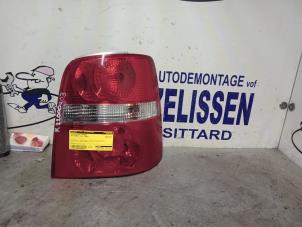 Gebrauchte Rücklicht rechts Volkswagen Touran (1T1/T2) 1.6 FSI 16V Preis € 31,50 Margenregelung angeboten von Zelissen V.O.F. autodemontage