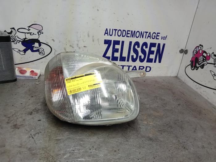 Używane Reflektor prawy Hyundai Atos 1.0 12V Cena € 31,50 Procedura marży oferowane przez Zelissen V.O.F. autodemontage
