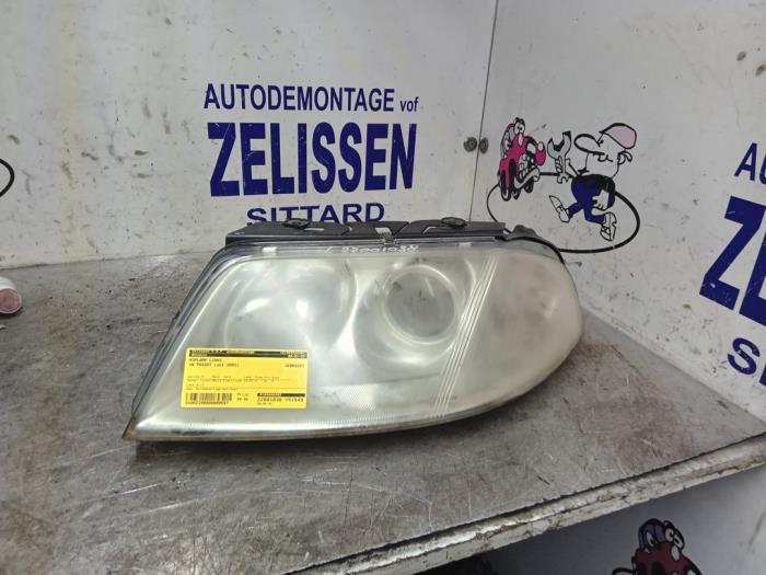 Używane Reflektor lewy Volkswagen Passat (3B3) 2.0 20V Cena € 42,00 Procedura marży oferowane przez Zelissen V.O.F. autodemontage