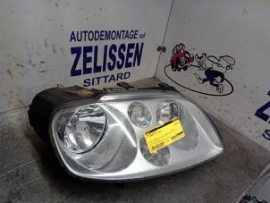 Używane Reflektor prawy Volkswagen Touran (1T1/T2) 1.6 FSI 16V Cena € 78,75 Procedura marży oferowane przez Zelissen V.O.F. autodemontage