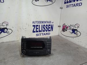 Usados Reproductor de CD y radio Mercedes A (W169) 1.5 A-150 3-Drs. Precio € 68,25 Norma de margen ofrecido por Zelissen V.O.F. autodemontage