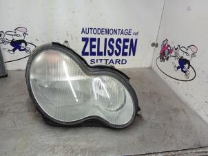 Używane Reflektor prawy Mercedes C (W203) 2.2 C-200 CDI 16V Cena € 47,25 Procedura marży oferowane przez Zelissen V.O.F. autodemontage